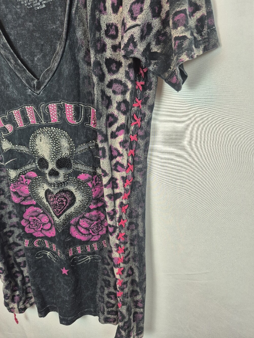 Affliction Women's Black and Pink Leopard Skull V-Neck Graphic Tee Size L - Picture 5 of 5